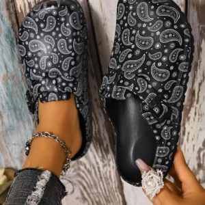 Ladies fashion hole shoes, comfortable and light closed toes, suitable for autumn beach garden shoes, Bohemian paisley pattern. - Image 5
