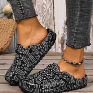 Ladies fashion hole shoes, comfortable and light closed toes, suitable for autumn beach garden shoes, Bohemian paisley pattern. - Image 4
