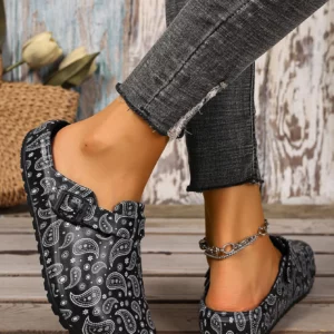 Ladies fashion hole shoes, comfortable and light closed toes, suitable for autumn beach garden shoes, Bohemian paisley pattern. - Image 3