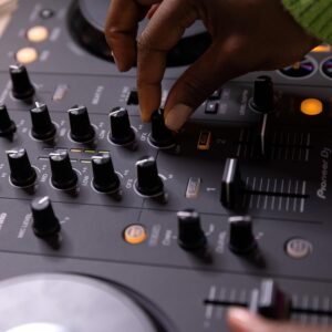 Pioneer DJ DDJ-FLX4 2-deck Rekordbox and Serato DJ Controller - Graphite - Image 3