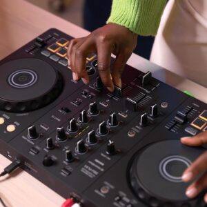 Pioneer DJ DDJ-FLX4 2-deck Rekordbox and Serato DJ Controller - Graphite - Image 6