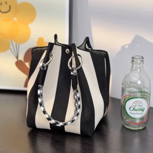 This multi-color knitted retro bucket handbag is simple and color-blocked, versatile and easy to carry with you - Image 9