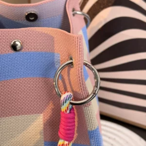 This multi-color knitted retro bucket handbag is simple and color-blocked, versatile and easy to carry with you - Image 4
