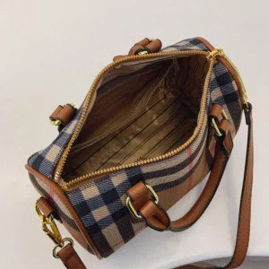 Large Capacity Classic Stripe Plaid Pattern Shoulder Bag PU Crossbody Tote with Adjustable Strap Zip Closure for Daily Use - Image 4