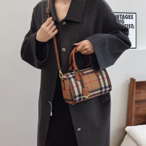 Large Capacity Classic Stripe Plaid Pattern Shoulder Bag PU Crossbody Tote with Adjustable Strap Zip Closure for Daily Use - Image 6